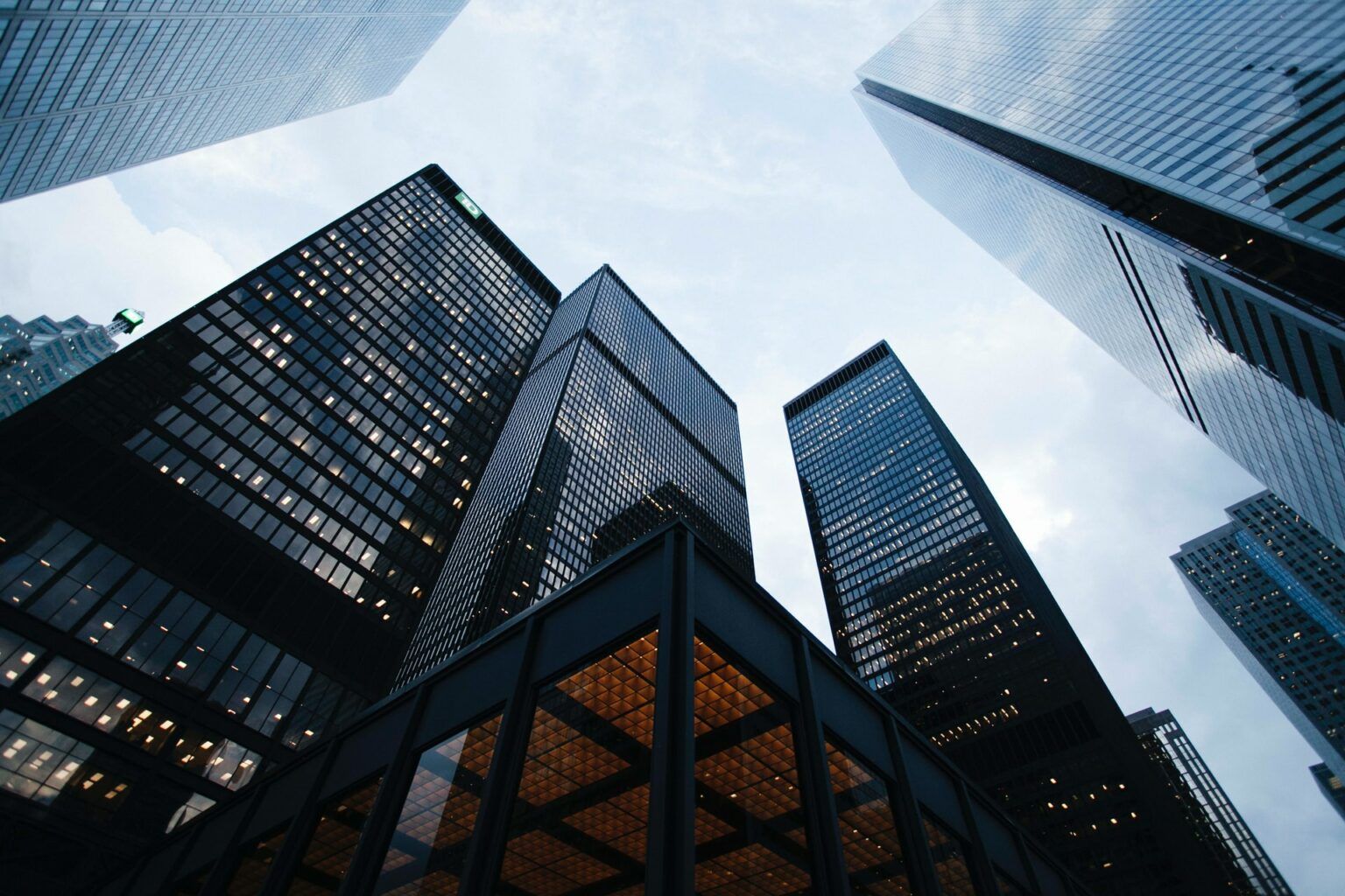 Edificios de oficinas vistos desde abajo: financiación del promotor ante la caída de compraventas